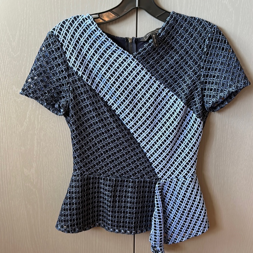 Bcbgmaxazria top with zipper in the back